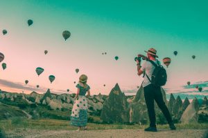 photographie devant des montgolfières en vol